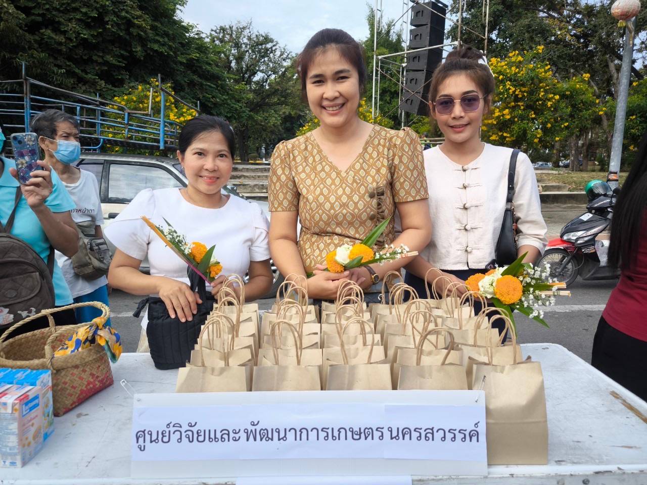 ร่วมงานบุญประเพณีออกพรรษาตักบาตรเทโวโรหณะ วิถีไทย วิถีพุทธ จังหวัดนครสวรรค์ ประจำปี 2567