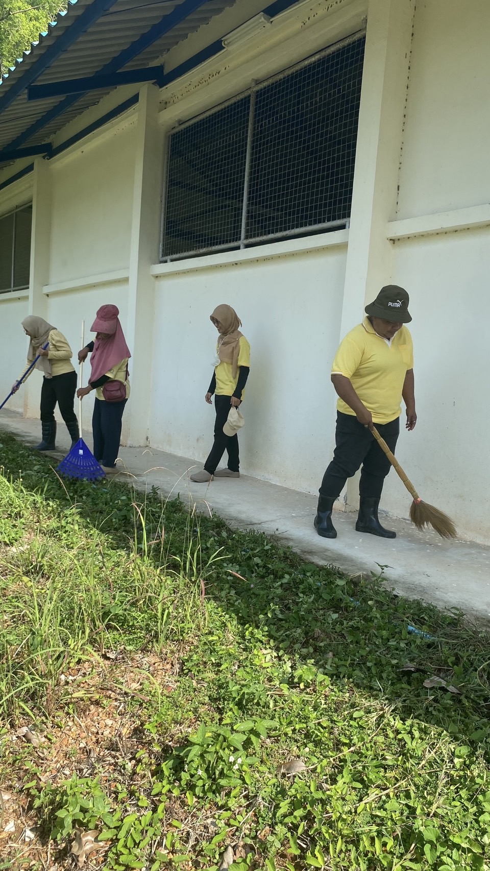   กิจกรรม Big Cleaning Day ครั้งที่ 2/2567
       วันพฤหัสบดี ที่ 30 พฤษภาคม 2567 นางสาวนันทิการ์  เสนแก้ว  ผู้อำนวยการศูนย์วิจัยและพัฒนาการเกษตรปัตตานี พร้อมด้วย ข้าราชการ พนักงานราชการ และลูกจ้าง ร่วมทำ กิจกรรม Big Cleaning Day  ครั้งที่ 2/2567 เพื่อเฉลิมพระเกียรติพระบาทสมเด็จพระเจ้าอยู่หัว เนื่องในโอกาสพระราชพิธีมหามงคลเฉลิมพระชนมพรรษา 6 รอบ 28 กรกฏาคม 2567
       โดยร่วมกันปรับปรุงภูมิทัศน์ ทำความสะอาดสถานที่ทำงาน เก็บกวาด พัฒนาพื้นที่บริเวณโดยรอบ ให้มีความสวยงามและถูกหลักสุขอนามัย รวมถึงสอดคล้องกับแผนพัฒนาคุณภาพชีวิต/เสริมสร้างความผาสุก ณ ศูนย์วิจัยและพัฒนาการเกษตรปัตตานี ต.ม่วงเตี้ย  อ.แม่ลาน  จ.ปัตตานี