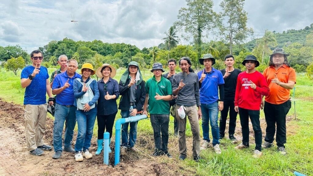 ศูนย์วิจัยเกษตรวิศวกรรมจันทบุรี ร่วมกับ สถาบันวิจัยเกษตรวิศวกรรม และ ศูนย์วิจัยพืชสวนจันทบุรี ติดตั้งระบบให้น้ำในแปลงทุเรียน ภายใต้โครงการพัฒนาเทคโนโลยีเกษตรอัจฉริยะ (ศูนย์เรียนรู้อุปกรณ์ควบคุมภูมิอากาศอัจฉริยะสำหรับการเพิ่มประสิทธิภาพการผลิตทุเรียน)