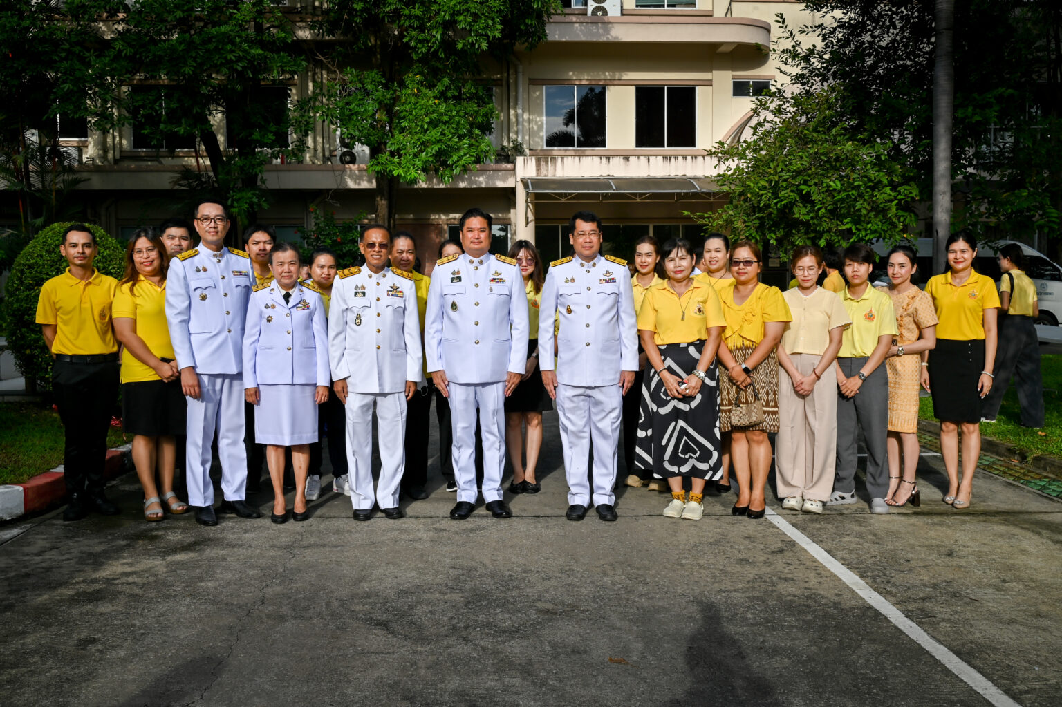 ร่วมกิจกรรมทำบุญตักบาตรพระสงฆ์ 9 รูป เพื่อถวายเป็นพระราชกุศลเนื่องในวันคล้ายวันสวรรคต วันที่ 13 ตุลาคม ของพระบาทสมเด็จพระบรมชนกาธิเบศร มหาภูมิพลอดุลยเดชมหาราช บรมนาถบพิตร