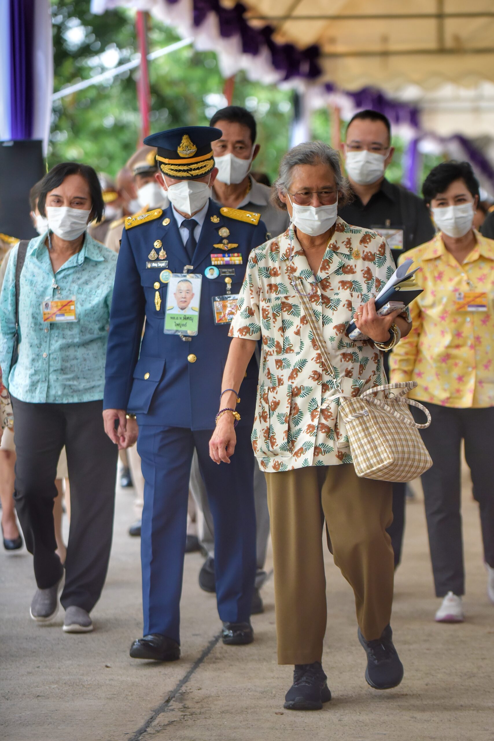 สมเด็จพระกนิษฐาธิราชเจ้า กรมสมเด็จพระเทพรัตนราชสุดา ฯ สยามบรมราชกุมารี​เสด็จพระราชดำเนินทอดพระเนตรความก้าวหน้าการดำเนินงานศูนย์พัฒนาพันธุ์พืชจักรพันธ์เพ็ญศิริ จังหวัดสุรินทร์ และ โครงการผลิตพันธุ์ข้าวหอมมะลิ 105 พระราชทาน “เพื่อนช่วยเพื่อน”