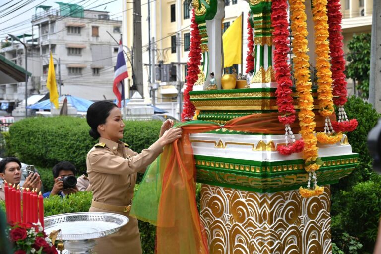 คณะผู้บริหารทำพิธีสักการะสิ่งศักดิ์สิทธิ์ประจำกระทรวงเกษตรและสหกรณ์